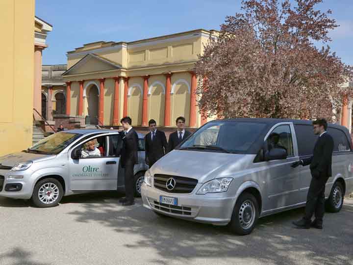 Il team al completo di Oltre... Onoranze Funebri