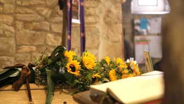 Foto di composizione floreale per un funerale